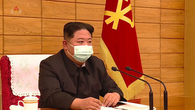 김정은 북한 조선노동당 총비서 겸 국무위원장이 지난달 14일 중앙위원회 정치국 협의회를 주재하고 코로나19 상황에 대해 보고 받고 있다. (사진 = 조선중앙TV 캡처)