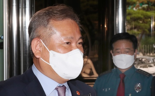 이상민 행정안전부 장관이 9일 서울 경찰청을 방문, 김창룡 경찰청장과 면담 전 취재진의 질문에 답변하고 있다. 오른쪽은 김창룡 경찰청장.
