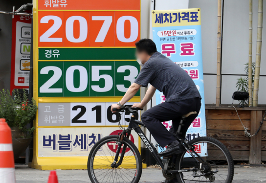 국제 유가상승에 따른 자전거주가 상승세를 보이는 8일 오후 서울 시내에서 자전거를 탄 시민들이 오가고 있다. 8일 한국거래소에 따르면 국내 대표 자전거주인 삼천리자전거는 전날 오후 장중 최고 14.18% 오른 11,000원을 기록했다. 알톤스포츠도 전 거래일 대비 최고 16.28% 오른 4,575원을 기록했다. (사진=뉴시스 제공)
