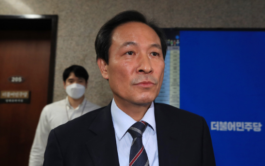 비상대책위원장으로 선임된 우상호 더불어민주당 의원이 10일 오후 서울 여의도 당대표실에서 나오고 있다.(사진=뉴시스 제공)