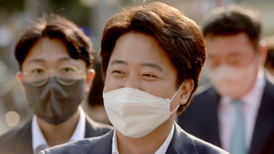 국민의힘 이준석 대표가 제8회 전국동시지방선거 다음 날인 지난 2일 광주 동구 5·18민주광장을 찾아 지지를 보낸 시민들에게 감사 인사를 하고 있다.(사진=뉴시스 제공)