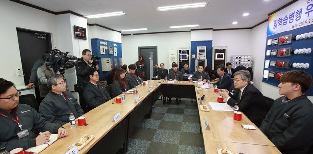 지난 2019년 2월25일 경기 안양시 소재 일학습병행 우수기업 씨엔이지에스를 찾은 이재갑 전 고용노동부 장관이 회사 대표와 기업현장교사, 학습근로자들을 격려하고 있다. 2019.02.25. (사진=고용노동부 제공)
