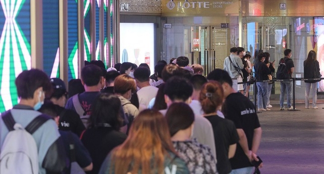 지난 8일 오전 서울 시내 면세점에서 외국인들이 면세점 오픈을 위해 줄 서 있다.