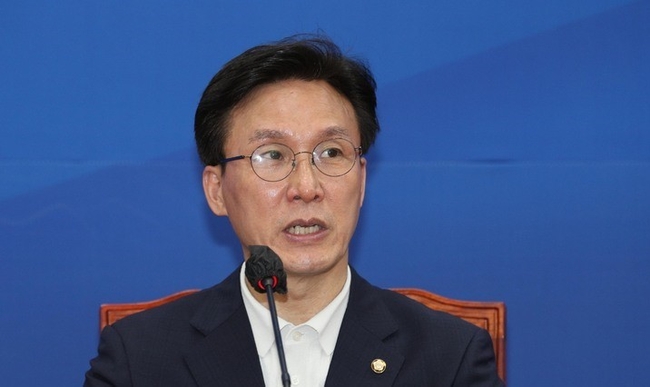 김민석 더불어민주당 선대위 총괄본부장이 30일 서울 여의도 국회에서 6.1 지방선거 관련 긴급 기자회견을 하고 있다. (공동취재사진)