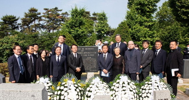 아펜젤러순교120주기 추모사업위원회(위원장 서명석)는 11일 오전 양화진 순교지 외국인선교사묘원에서 150여명의 추모객이 참석한 가운데 추모헌화식을 가졌다.