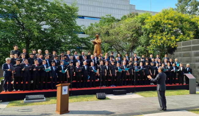 배재 코랄합창단, 배재아펜젤러합창단, 배재고 합창단이 행사 마지막으로 배재학당 교가를 힘차게 부르고 있다.