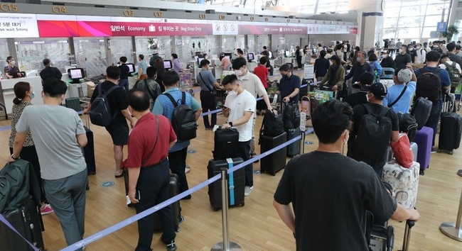 코로나19로 축소됐던 인천국제공항 국제선 운항이 오늘부터 정상화된다. 사진은 8일 인천국제공항 제1터미널이 여행객들로 붐비는 모습.