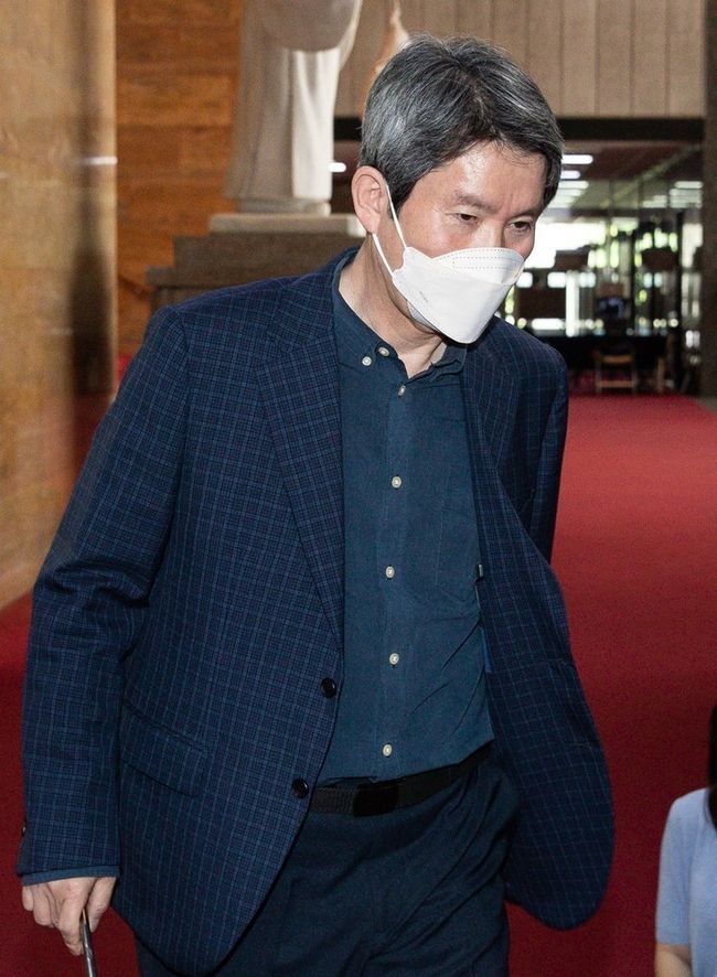 이인영 더불어민주당 의원이 3일 서울 여의도 국회에서 열린 박홍근 당대표권한대행 겸 원내대표와 중진의원 간담회 참석을 위해 원내대표실로 들어서고 있다. (공동취재사진)