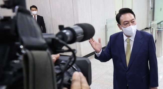  윤석열 대통령이 13일 서울 용산 대통령실 청사로 출근하며 취재진 질문에 답변하고 있다. (사진=뉴시스 제공)