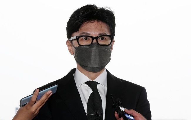 한동훈 법무부 장관이 지난 9일 오후 경기 과천시 법무부 청사로 들어서며 촉법소년 연령 하향 추진 관련 취재진 질문에 답변하고 있다. (사진=뉴시스 제공)
