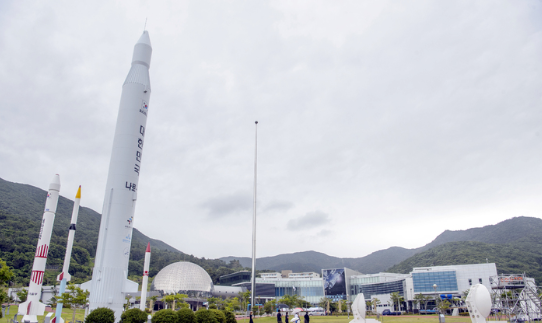 한국형 발사체 누리호(KSLV-Ⅱ) 발사를 이틀 앞둔 13일 오후 전남 고흥군 봉래면 나로우주센터 입구에 모형 발사체가 세워져 있다.(사진=뉴시스 제공)