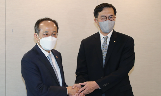 추경호(왼쪽) 경제부총리 겸 기획재정부 장관과 이창용 한국은행 총재.(사진=뉴시스 제공)