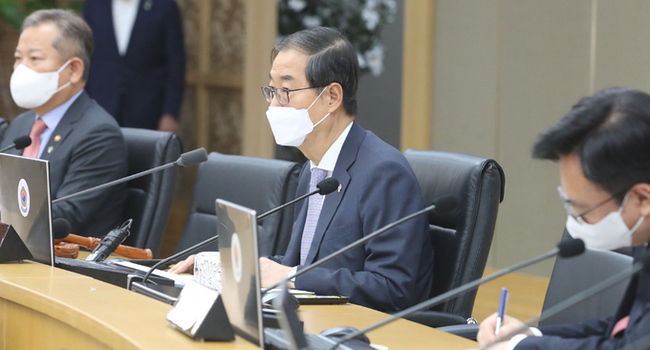 한덕수 국무총리가 14일 오전 세종시 정부세종청사에서 세종-서울 영상으로 열린 국무회의를 주재하며 발언하고 있다.(사진=뉴시스 제공)