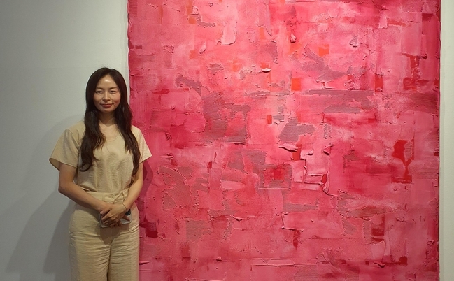 장마리아 작가가 작품 'In Between- Permeation'(2021) 앞에서 포즈를 취했다. <사진=이화순>
