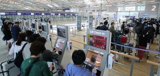 지난 8일 인천국제공항 제1터미널이 여행객들로 붐비는 모습.(사진=뉴시스 제공)