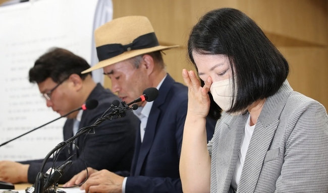 2020년 9월 북한군에 피살된 해양수산부 공무원의 배우자가 17일 서울 서초구 변호사회관에서 피살사건과 관련한 향후 법적 대응 관련 기자회견을 하고 있다.(사진=뉴시스 제공)