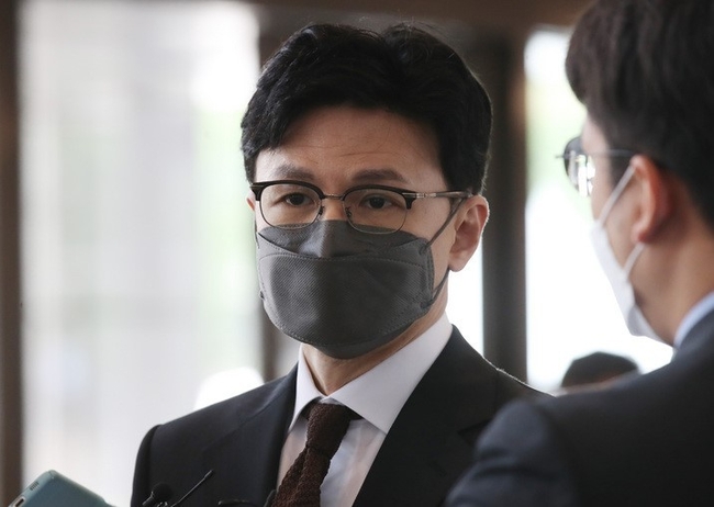 한동훈 법무부 장관이 지난 16일 서울 중구 프레스센터에서 열린 '제40회 교정대상 시상식'에 앞서 검찰 조직개편 및 '보복수사' 관련, 입장을 밝히며 취재기자들의 질문에 답하고 있다.
