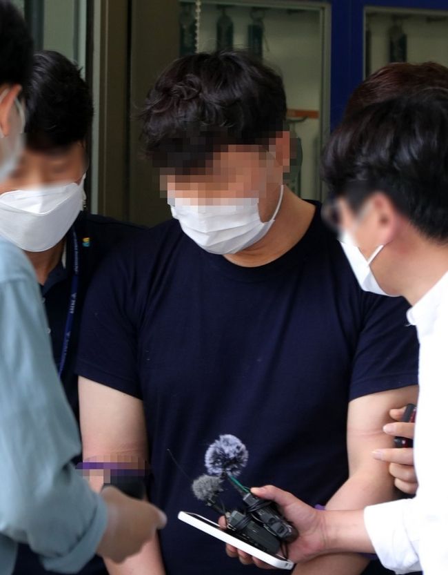  전처와 옛 처남댁 살인 혐의자 A씨가 18일 전북 정읍시 전주지방법원 정읍지원에서 영장실질심사를 마치고 법원을 나오고 있다. 