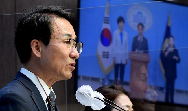 이원욱 더불어민주당 의원이 지난 3일 오후 서울 여의도 국회 소통관에서 '당 혁신을 위해 광화문포럼 해체 및 계파정치 종식 선언 기자회견'을 열고 발언하고 있다. (공동취재사진)