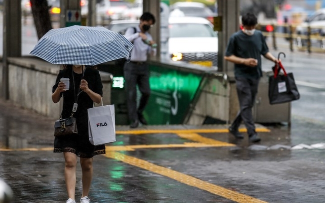 지난 15일 오전 서울 중구 명동 인근에서 우산을 쓴 시민들이 이동하고 있다.