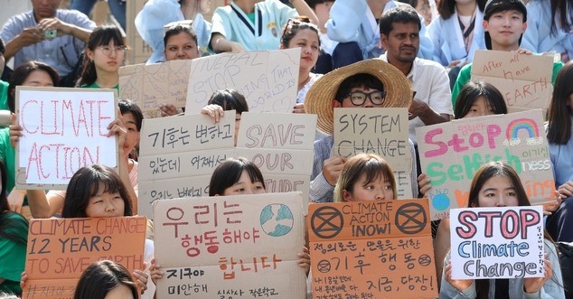 지난 2019년 5월24일 오후 서울 종로구 세종문화회관 앞에서 524청소년기후행동이 주최한 기후변화 대응촉구 집회가 진행되고 있다. 
