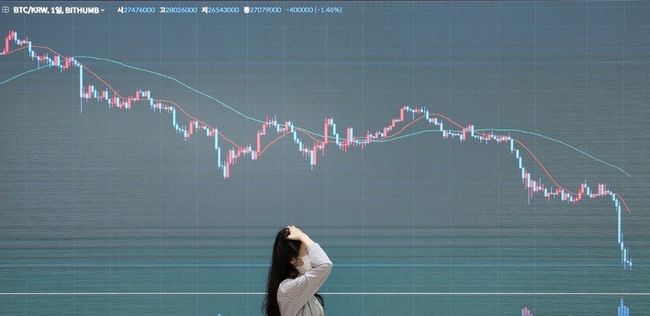 미국의 금리인상 발표 후 불확실성을 해소하며 반짝 반등을 시도했던 비트코인이 하루 만에 10%가 넘는 하락세를 기록한 19일 오후 서울 서초구 빗썸 고객센터 전광판에 비트코인 시세가 나타나고 있다. 
