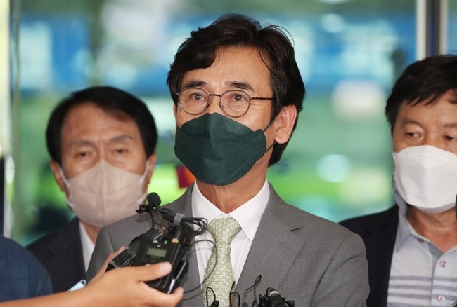 한동훈 법무부 장관의 명예를 훼손한 혐의로 재판에 넘겨진 유시민 전 노무현재단 이사장이 9일 오후 서울 마포구 서부지법에서 열린 선고기일에 출석 후 법원을 나서며 취재진 질문에 답하고 있다.