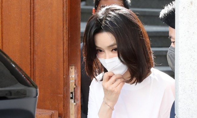 윤석열 대통령 부인 김건희 여사가 16일 오후 전직 대통령 고(故) 전두환씨 부인 이순자 여사를 예방한 뒤 서울 서대문구 연희동 이 여사 자택을 나서고 있다.