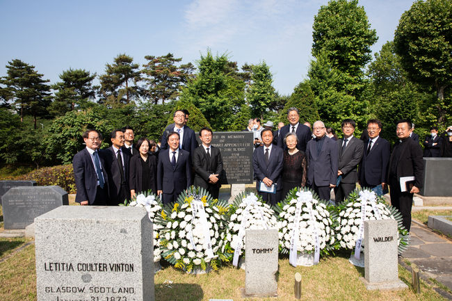 지난 11일 아펜젤러순교120주기 추모사업위원회(위원장 서명석)는 양화진 순교지 외국인선교사묘원에서 150여명의 추모객이 참석한 가운데 추모헌화식을 가졌다.