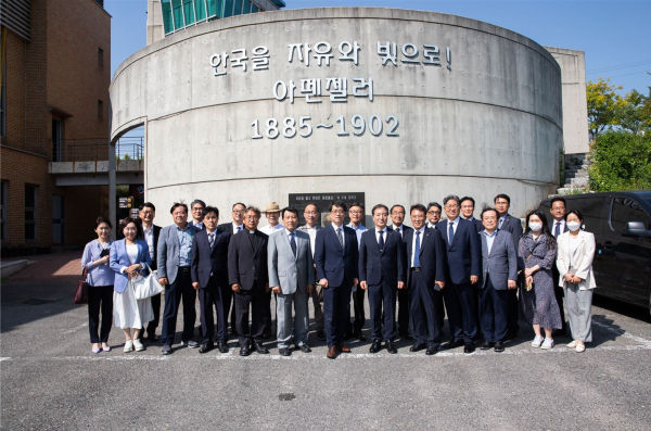 지난 2일 배재대총장을 비롯한 교무위원들이 군산 소재 아펜젤러순교선교교회를 방문하고 기념사진을 촬영했다.