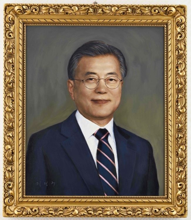 행정안전부 대통령기록관은 19대 대통령 이관 기록물 중 주요 기록물을 오는 21일부터 대통령기록전시관에서 공개하고 전시를 연다고 20일 밝혔다. 이번에 전시되는 19대 대통령기록물은 대통령의 문서, 사진, 영상, 행정박물, 선물류 등 100여 점이다. 사진은 2022년 5월 3일 임기 마지막 국무회의때 소개한 문재인 전 대통령 공식 초상화. (사진=행정안전부 제공) 