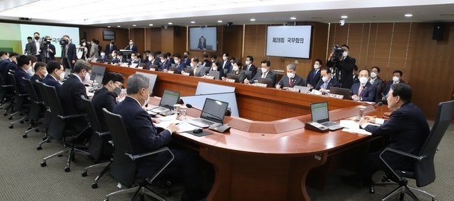  윤석열 대통령이 21일 서울 용산 대통령실 청사에서 열린 국무회의를 주재하고 있다. (사진=뉴시스 제공)