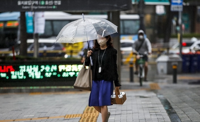  비가 내린 지난 15일 오전 서울 중구 명동 인근에서 우산을 쓴 시민들이 이동하고 있다. (사진=뉴시스 제공)