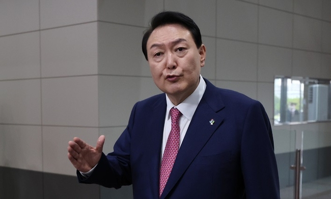  윤석열 대통령이 23일 서울 용산 대통령실 청사로 출근하며 취재진 질문에 답하고 있다. (사진=뉴시스 제공)