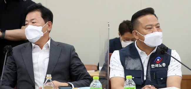 최저임금위원회 류기정 사용자 위원(한국경영자총협회 전무)과 이동호 근로자 위원(한국노총 사무총장)이 23일 오후 세종시 정부세종청사 열린 6차 전원회의에서 나란히 앉아 서로 다른 곳을 보고 있다. (사진=뉴시스 제공)