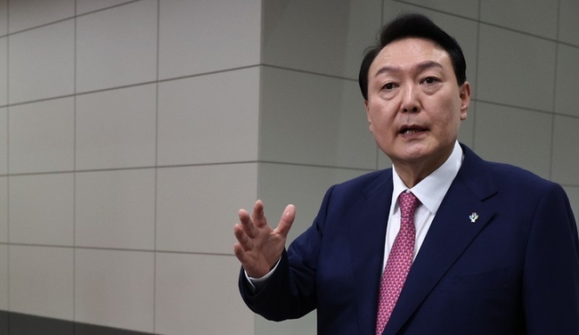 윤석열 대통령이 23일 서울 용산 대통령실 청사로 출근하며 취재진 질문에 답하고 있다. (사진=뉴시스 제공)