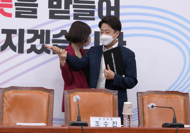 사진=뉴시스 제공( 23일 열린 국민의힘 최고위원회의에서 이준석 대표가 배현진 최고위원의 악수를 거부하고 있다) 