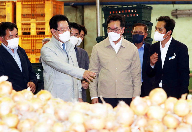 사진=뉴시스 제공(23일 전남 무안 서남부채소농협에서 김영록 전남지사와 정황근 농림축산식품부 장관이 양파<br>
출하 동향을 점검하고 있다. 