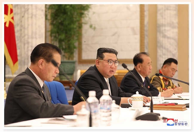 사진=뉴시스 제공(김정은과 이병철. 우리 민족끼리 누리집 갈무리)