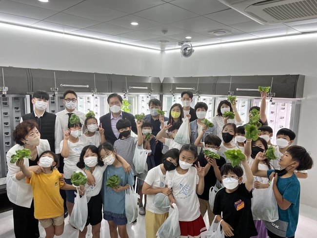 송석준 국민의힘 의원이 24일 이천시 대월초등학교에서 스마트팜 수업 참관 후 학생들과 기념사진 촬영을 하고 있다.