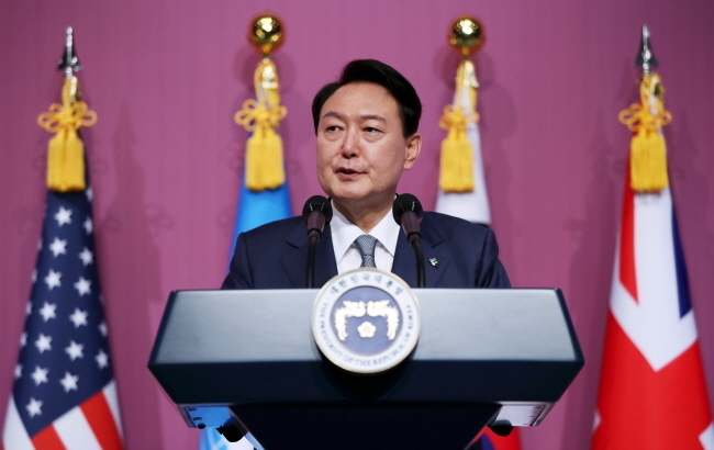 윤석열 대통령이 24일 서울 중구 신라호텔에서 열린 국군 및 유엔군 참전유공자 초청 오찬에서 격려말을 하고 있다.