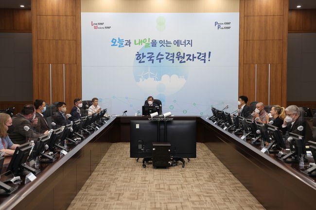 20일 한수원 본사에서 정재훈 한수원 사장과 체코 언론인들이 미디어브리핑을 진행하고 있다.