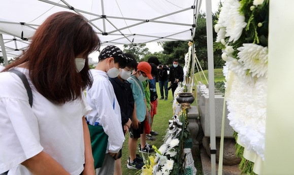 백범 김구 선생 서거 72주기인 26일 오전 서울 용산구 김구 선생 묘역을 찾은 학생들이 헌화를 마친 후 묵념을 하고 있다.