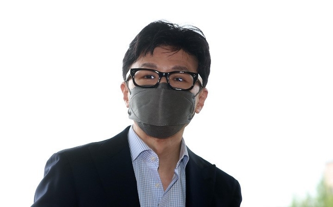 한동훈 법무부 장관이 지난 24일 오전 경기 과천시 법무부 청사로 출근을 하고 있다.