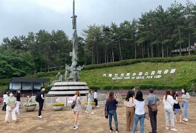 25일 오전 경남도교육청의 경남 평화·통일교육 현장지원단 '역사교훈' 체험 연수에 참가한 교원들이 거제포로수용소를 답사하고 있다.(사진=경남도교육청 제공)