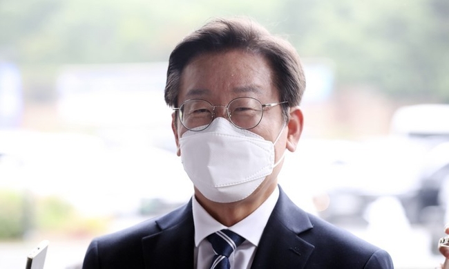 이재명 더불어민주당 의원이 23일 충남 예산군 덕산 리솜리조트에서 열린 민주당 국회의원 워크숍에 참석하며 취재진의 질문에 답하고 있다.