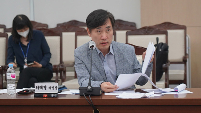 하태경 국민의힘 '해수부 공무원 피격사건 진상조사 태스크포스(TF)' 위원장이 지난 23일 오후 서울 용산구 국방부에서 국방부·합참 보고를 받으며 질의하고 있다. (사진= 하태경의원실 제공)