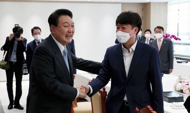 윤석열 대통령과 이준석 국민의힘 대표의 비공개 회동을 놓고 양측의 말이 엇갈리고 있다. 25일 한 매체는 윤 대통령과 이 대표가 이달 중순께 비공개로 만났다고 보도했다. 그러나 대통령실은 이날 오전 이같은 보도에 "전혀 사실이 아니다"고 선을 그었다. 사진은 지난 10일 서울 용산 대통령실 청사 대접견실에서 윤 대통령과 이 대표가 악수하는 모습.