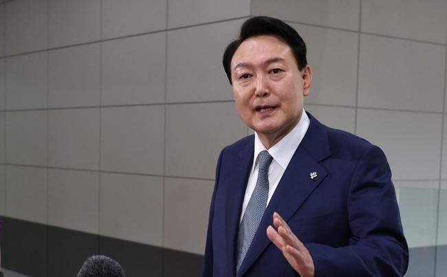 윤석열 대통령이 24일 서울 용산 대통령실 청사로 출근하며 취재진 질문에 답하고 있다. (대통령실통신사진기자단)