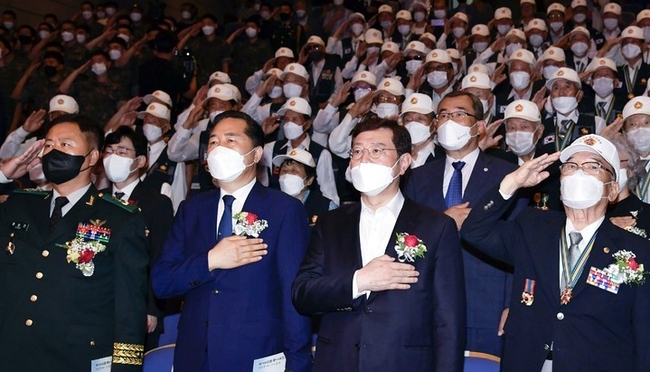  25일 오전 광주 남구 빛고을시민문화관에서 6·25전쟁 제72주년 기념식이 열린 가운데 참석자들이 경례를 하고 있다. (사진=전남도청 제공).